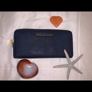 🎀 Michael Kors Blue wallet